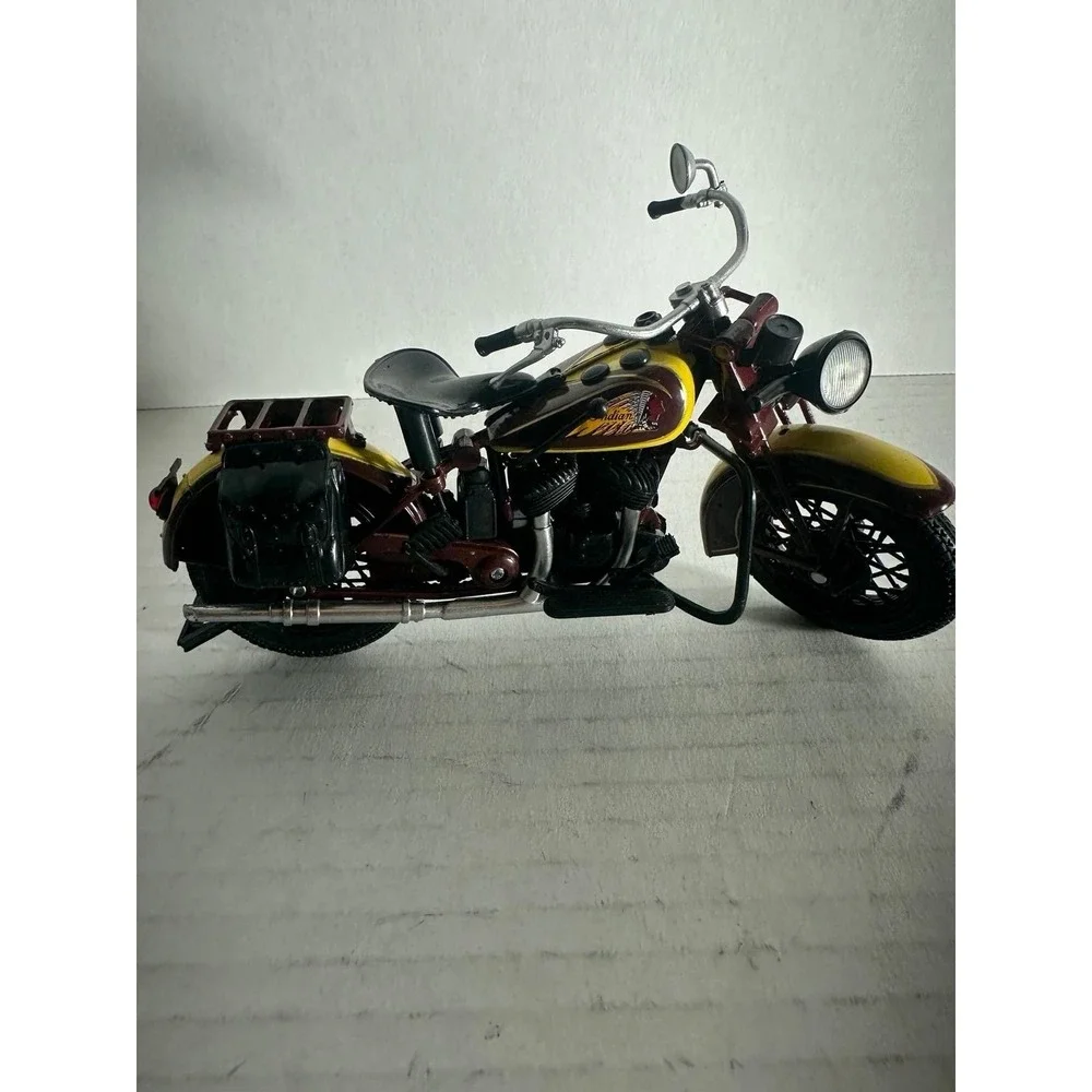 Indian Sport Scout 1:12 Die-Cast Motorcycle Model Yellow/Burgundy